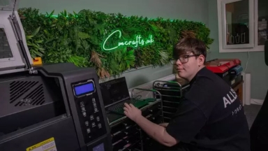 Πιτσιρικάς βγάζει 15.000 τον μήνα με επιχείρηση που έστησε από το δωμάτιό του