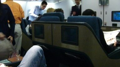 «Μην φοράτε τζιν στο αεροπλάνο»: Το προβοκατόρικο σχόλιο της Ryanair που άναψε φωτιές