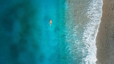 Πού βρίσκονται τα πιο κρυστάλλινα νερά στον κόσμο: Λίμνες και θάλασσες που αγγίζουν το όριο της καθαρότητας (vid)