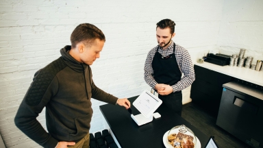 Φιλοδώρημα στο εξωτερικό: Πού είναι υποχρεωτικό και πού θεωρείται αγένεια