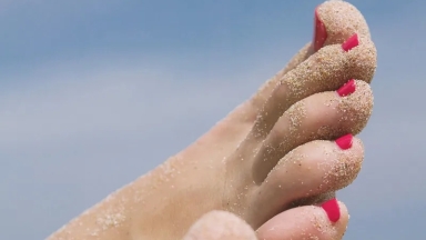 Γιατί ζαρώνουν τα δάχτυλα όταν μένουμε ώρα στο νερό; Η επιστημονική εξήγηση πίσω από το φαινόμενο