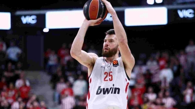 Ο Άλεκ Πίτερς