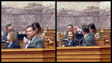 Η Κωνσταντοπούλου ανέβασε βίντεο με τον Άδωνι να τρώει κρακεράκια στη Βουλή: «Δεν είναι η κουζίνα σας» (vid)