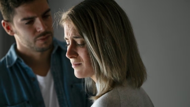 Ούτε τα μηνύματα, ούτε οι απουσίες: Ντεντέκτιβ αποκαλύπτει την ξαφνική αλλαγή που δείχνει απιστία (vid)