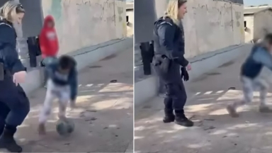 Γυναίκα αστυνομικός παίζει μπαλίτσα με πιτσιρίκια σε καταυλισμό Ρομά κατά τη διάρκεια επιχείρησης (vid)