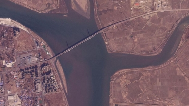 Δορυφορικές εικόνες αποκαλύπτουν νέα γέφυρα που θα συνδέει Κίνα και Βόρεια Κορέα