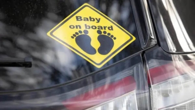Προειδοποίηση προς γονείς: Γιατί δεν πρέπει να βάζετε αυτοκόλλητο «Baby on board» στο αυτοκίνητο