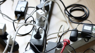 Εργαζόμενη «μπουρδουκλώθηκε» στα καλώδια του γραφείου και πήρε αποζημίωση 20.000 ευρώ