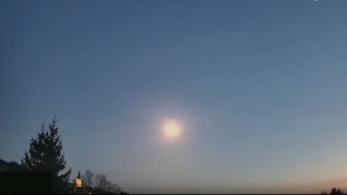 Τεράστια πύρινη σφαίρα διέσχισε τον ουρανό και θραύσματα κατέληξαν να καταστρέφουν σπίτι