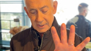 Ο Νετανιάχου απάντησε στις φήμες για τον «θάνατό» του: «Πεθαίνω... για καφέ»