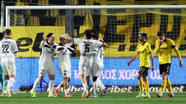 Οι παίκτες του ΟΦΗ πανηγυρίζουν εναντίον του Αρη