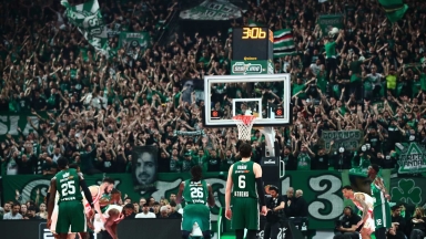 Πρώτα αποδοκιμασίες και μετά χειροκρότημα στήριξης από τον κόσμο του Παναθηναϊκού στο Telekom Center