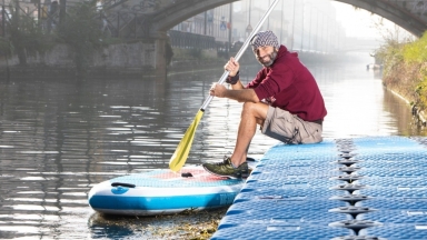 Ο προπονητής που «ψαρεύει» ποδήλατα και ηλεκτρικά πατίνια κάτω από το νερό