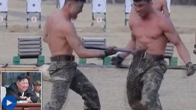 Βορειοκορεάτες στρατιώτες σπάνε τούβλα με τα κεφάλια τους υπό το βλέμμα ικανοποίησης του Κιμ Γιονγκ Ουν (vid)