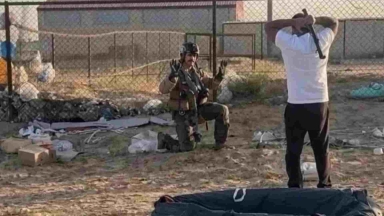 «Πίσω, είμαι Αμερικανός!»: Η στιγμή που κάτοικος του Κουβέιτ απειλεί τον πιλότο του F-15 που καταρρίφθηκε, νομίζοντας ότι είναι Ιρανός