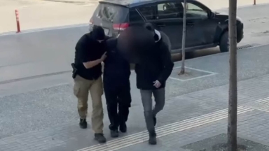 Βίντεο: Η στιγμή που o 23χρονος φτάνει στο Δικαστικό Μέγαρο - Του ασκήθηκε ποινική δίωξη για ανθρωποκτονία