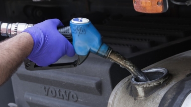 Πανικός σε βενζινάδικο στη Γαλλία: Πουλούσαν βενζίνη με 0,01 ευρώ το λίτρο - Έτρεχαν με μπιτόνια οι οδηγοί (vid)