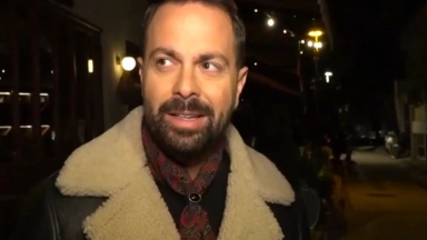 Θύμα ξυλοδαρμού ο Ηλίας Βρεττός: Δέχθηκε επίθεση για μια... παραγγελιά (vid)