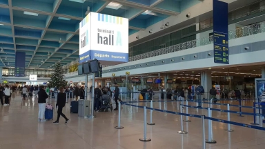 Χαμός σε αεροδρόμιο: Μεθυσμένος άνοιξε πόρτα ασφαλείας και 1.000 επιβάτες πέρασαν χωρίς έλεγχο