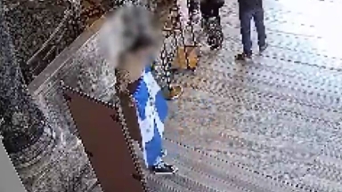 Αγία Σοφία: Συνελήφθησαν δύο Έλληνες τουρίστες που σήκωσαν σημαία με τον βυζαντινό αετό