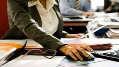 Δημόσιοι υπάλληλοι: Πού ανέρχονται οι αμοιβές τους μετά την αύξηση στον κατώτατο μισθό