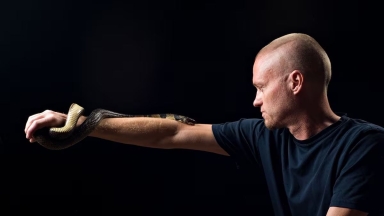 Άφηνε δηλητηριώδη φίδια να τον δαγκώνουν για 20 χρόνια: Σήμερα το αίμα του μπορεί να σώσει χιλιάδες ζωές