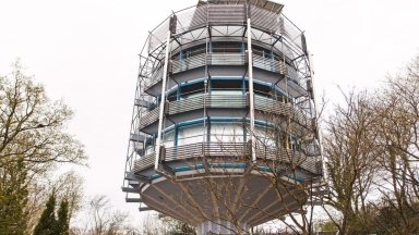 Το σπίτι που γυρίζει 360 μοίρες και ακολουθεί τον ήλιο: Παράγει 5 φορές περισσότερη ενέργεια απ’ όση καταναλώνει