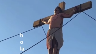 Μεξικό: Πανικός στην αναπαράσταση της σταύρωσης - Ηθοποιός έπεσε από τον σταυρό του ληστή