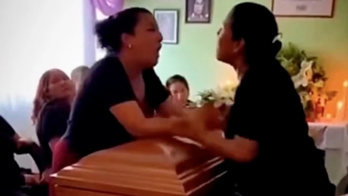 Η κηδεία έγινε ροντέο: Οι ερωμένες του νεκρού πλακώθηκαν πάνω από το φέρετρό του (vid)