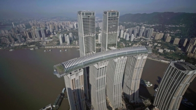 Ο «ξαπλωμένος» ουρανοξύστης της Κίνας: Κρέμεται στα 300 μέτρα και ζυγίζει παραπάνω από τον Πύργο του Άιφελ