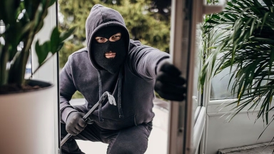 Ξεχάστε το σαλόνι: Αυτό είναι το πρώτο σημείο που στοχεύουν οι διαρρήκτες και οι «ασφαλείς» κρυψώνες που πρέπει να αποφύγετε