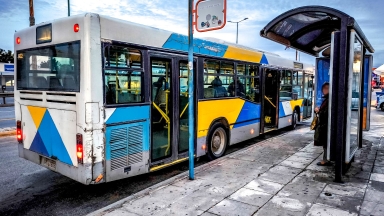 Γιαγιά ξέχασε 30.000 ευρώ και λίρες σε λεωφορείο της Αθήνας και τα βρήκε όλα στη θέση τους