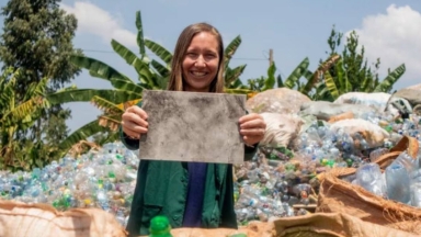 Από πλαστικό σε σπίτια: Μηχανικός μετατρέπει απόβλητα σε πλακάκια και αλλάζει ζωές