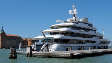 Σε δημοπρασία το κατασχεμένο super yacht «Royal Romance»: Πλωτό παλάτι αξίας 200 εκατ. δολαρίων