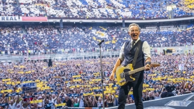 Ο Μπρους Σπρίνγκστιν διέκοψε τη συναυλία του και επιτέθηκε στον Τραμπ: «Η Αμερική βρίσκεται στα χέρια διεφθαρμένης διοίκησης»