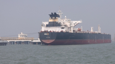 Το Ιράν ανοίγει τα Στενά του Ορμούζ: Απότομη πτώση της τιμής του πετρελαίου (vid)