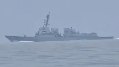 «Αλλάξτε πορεία, θα ανοίξουμε πυρ»: Η στιγμή που οι Ιρανοί απειλούν αμερικανικό αντιτορπιλικό που μπήκε στα Στενά του Ορμούζ