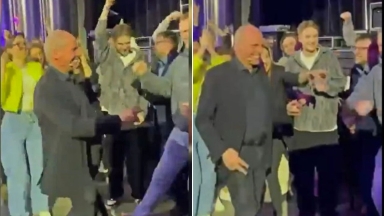 Χαμός με τον Βαρουφάκη στη Μόσχα: Χόρεψε το viral techno τραγούδι με το όνομά του (vid)