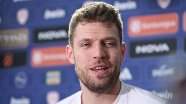 «Απάντησε» σε Μπλόσομγκεϊμ ο Βεζένκοβ: «Καινούργια η μόδα να μιλάει ο ένας για τον άλλον...»