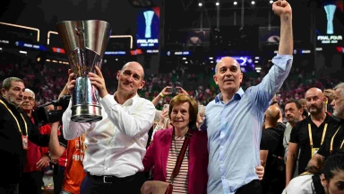 Με την μητέρα τους και την κούπα της Euroleague φωτογραφήθηκαν οι Αγγελόπουλοι