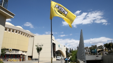 Η Νέα Φιλαδέλφεια στολίζεται ενόψει της φιέστας της πρωταθλήτριας ΑΕΚ