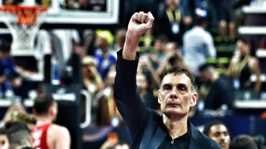 Τα εύσημα των Αγγελόπουλων στον Μπαρτζώκα και η υψωμένη γροθιά του κόουτς του Ολυμπιακού