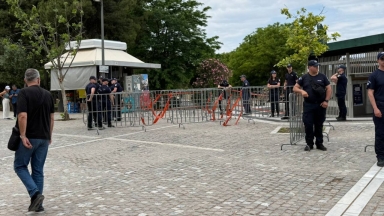 Κομφούζιο στο Θησείο: Η ΕΛ.ΑΣ. λέει στους οπαδούς της Φενέρ να επιβιβαστούν στους συρμούς, εκείνοι απαντούν ότι δεν έχουν ακόμα εισιτήρια!