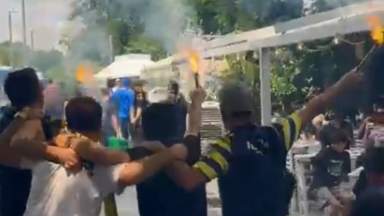 Χαμός στο Θησείο από οπαδούς της Φενέρ: Άναψαν καπνογόνα και τραγούδησαν «Χόρτο Μαγικό»