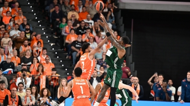Το έκανε ξανά ο Χέιζ-Ντέιβις: Buzzer beater νίκης έναν χρόνο μετά!