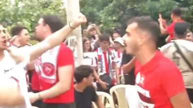 Πειραιάς: Οι έξαλλοι πανηγυρισμοί των οπαδών του Ολυμπιακού για την πρόκριση στον τελικό του Final Four!