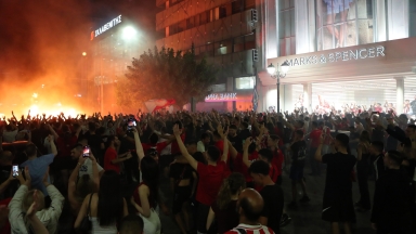 Φλέγεται ο Πειραιάς για το 4ο ευρωπαϊκό του Ολυμπιακού, φωταγωγήθηκε το Δημοτικό Θέατρο