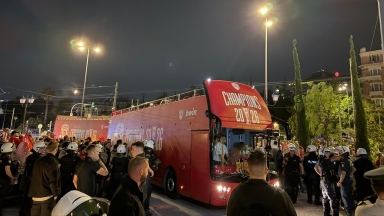 Αυτό είναι το ανοικτό πούλμαν που θα μεταφέρει τον Ολυμπιακό
