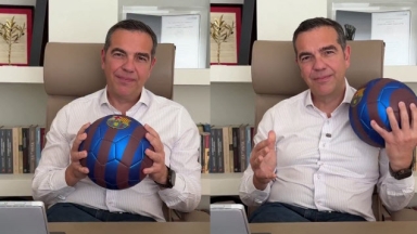 Με μπάλα και φανέλα της Μπαρτσελόνα, ο Τσίπρας ανακοινώνει το νέο του κόμμα: «Τα χρώματα τα βρήκαμε»