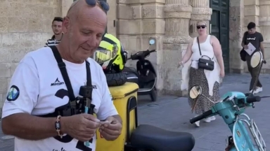 Δεν τον σταματά τίποτα: Συνταξιούχος 66 ετών ταξιδεύει σε 40 χώρες με Vespa